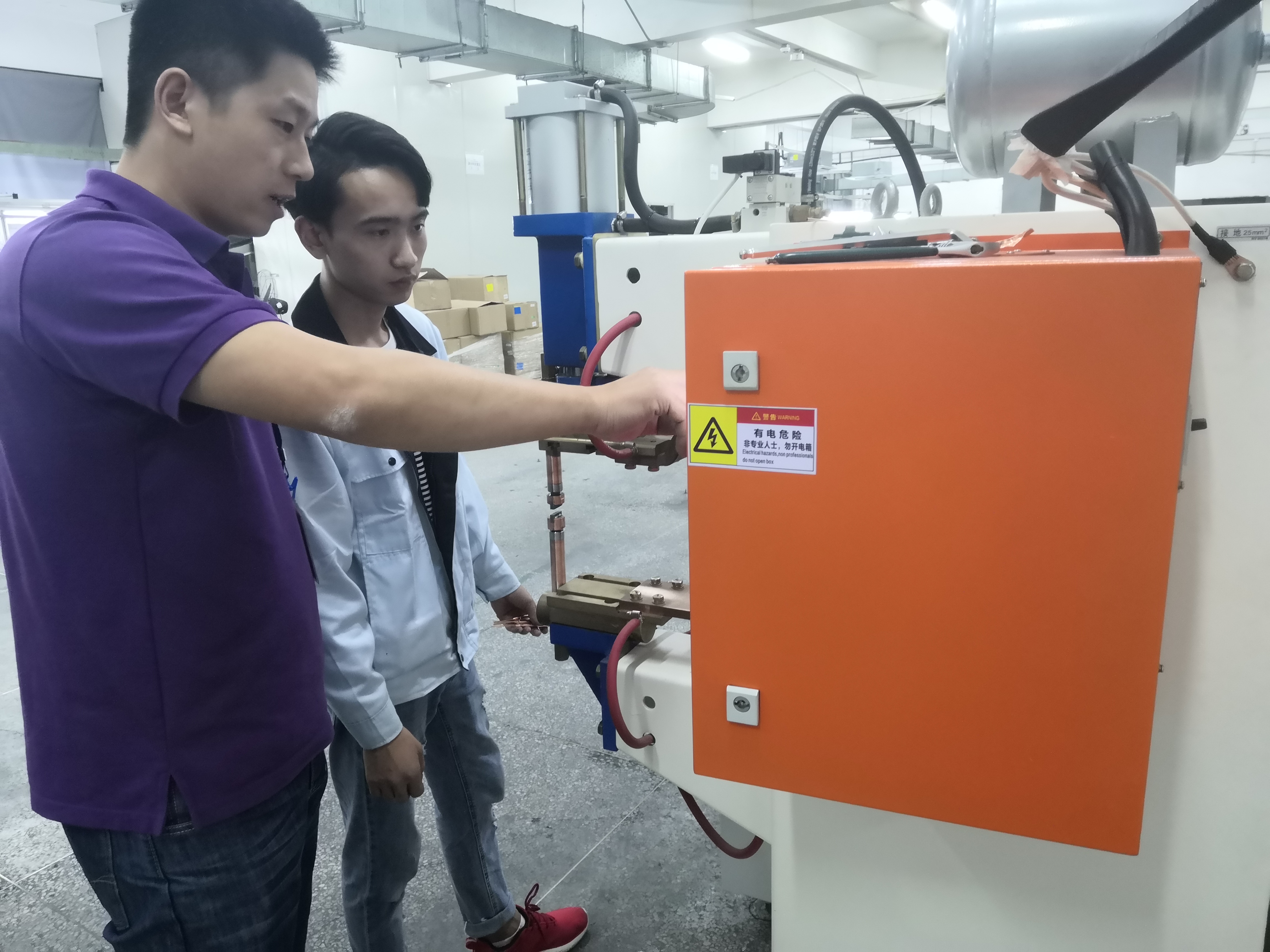 安嘉售后工程師給客戶現場培訓