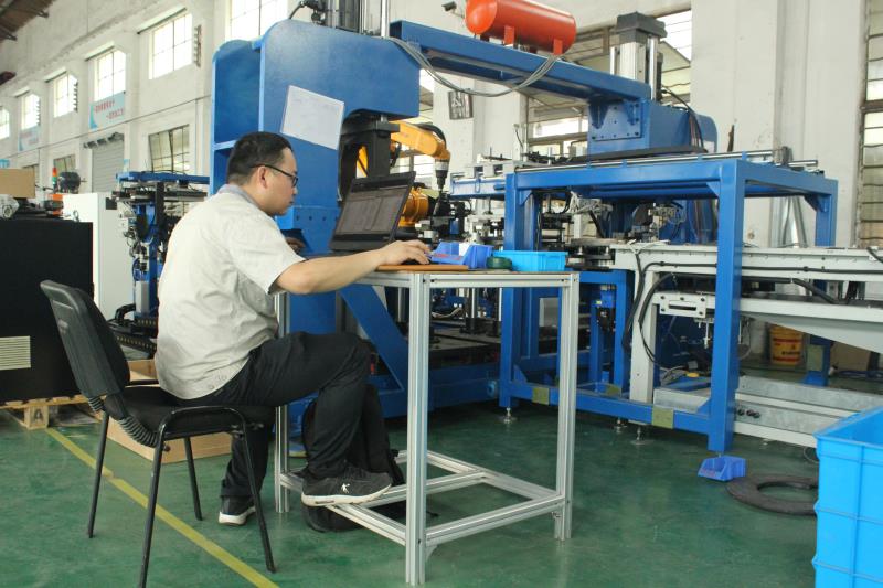 安嘉電氣工程師專心致志調試