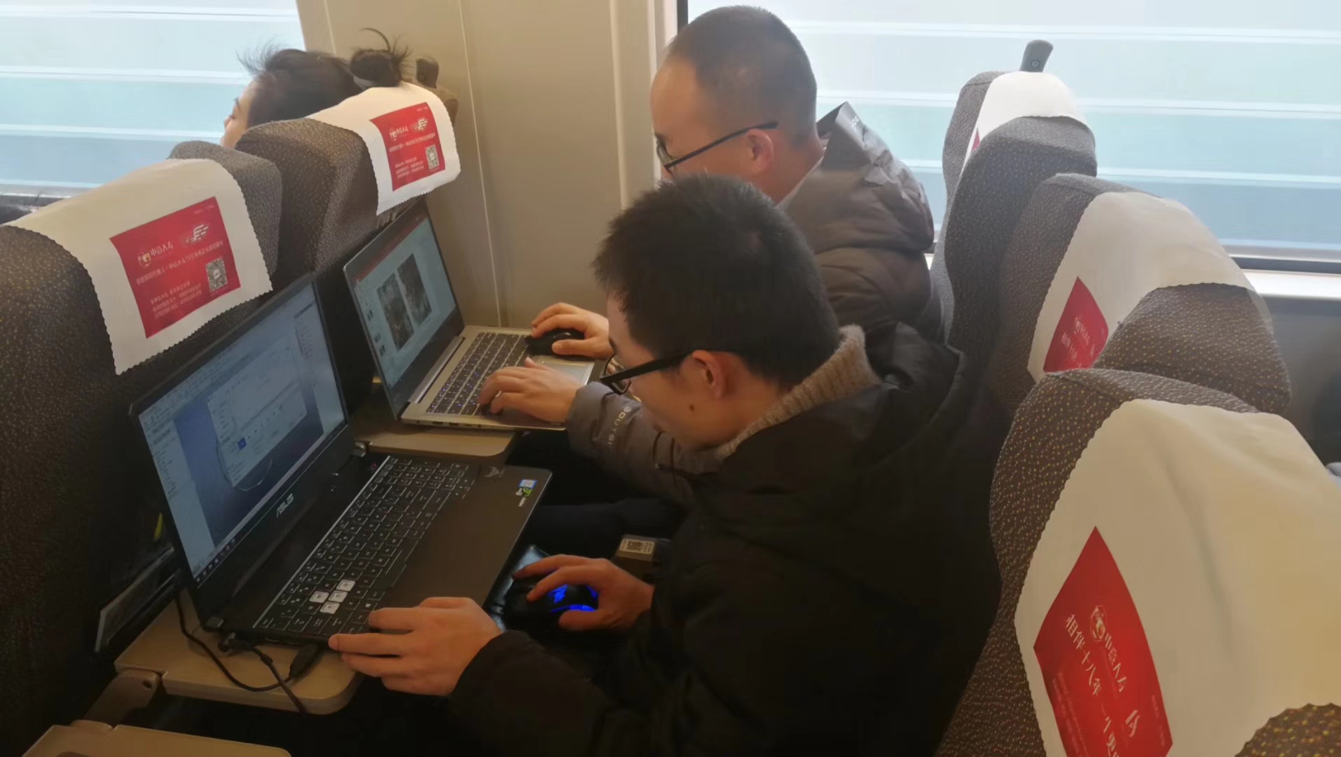 安嘉人奮戰在去客戶的高鐵上