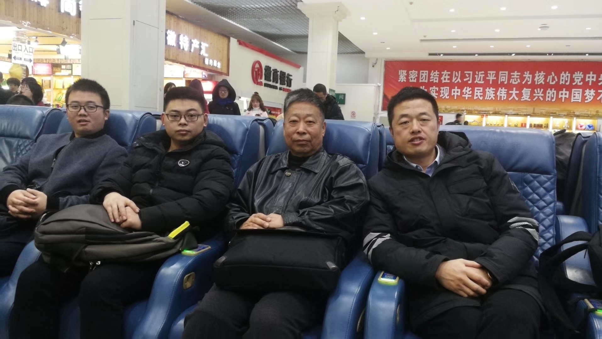 安嘉人出差凌晨3點在機場留影