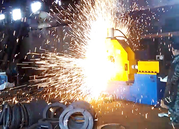 安嘉法蘭閃光對(duì)焊機(jī)華陽重工機(jī)械現(xiàn)場(chǎng)案例