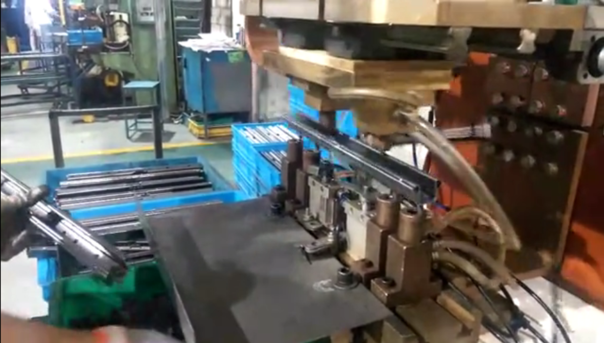 汽車座椅滑軌凸焊機-汽車座椅滑軌點焊機定制項目介紹