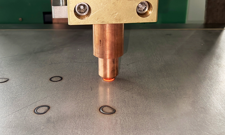 在點焊過程中，電極被壓在工件上